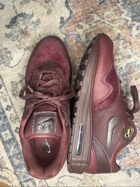 Nike Women’s Sneakers in Burgundy/Maroon